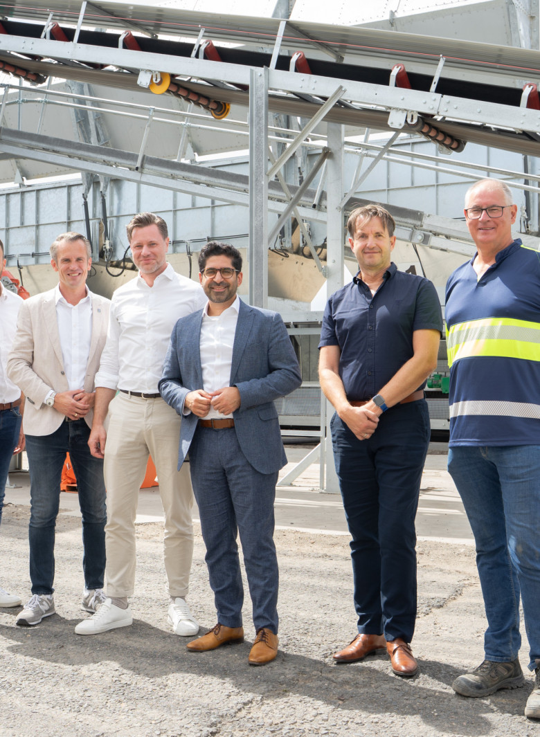 Kaweh Mansoori besichtigt Substratanlage