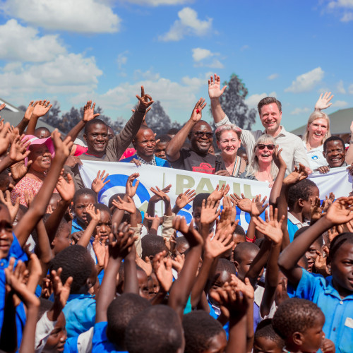 Geschäftsführer Daniel Imhäuser zusammen mit Partnern und Freunden in Malawi